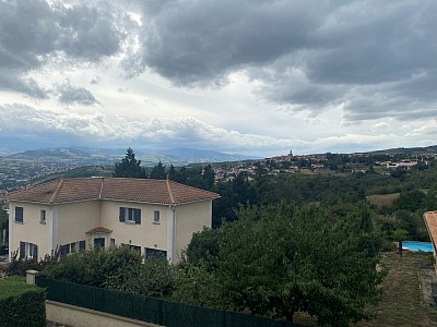 VILLA A LOUER - ST MARTIN LA PLAINE - 79 m2 - 1200 € charges comprises par mois