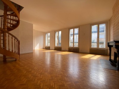 APPARTEMENT T5 A VENDRE - ST ETIENNE HYPER CENTRE - 161 m2 - 165000€