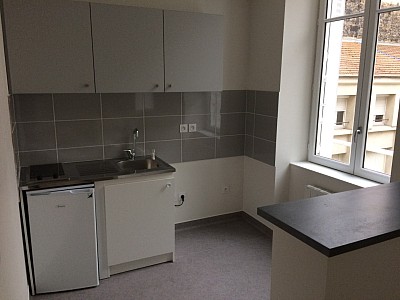 STUDIO A LOUER - ST ETIENNE Hotel-de-Ville - 34 m2 - 360 € charges comprises par mois