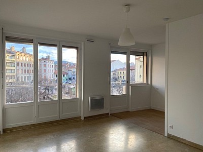 STUDIO A LOUER - ST ETIENNE Chavanelle - 40 m2 - 411 € charges comprises par mois