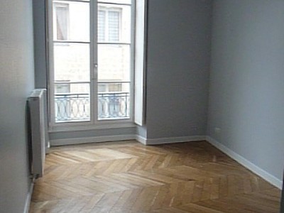 APPARTEMENT T2 A LOUER - ST ETIENNE Hotel-de-Ville - 65 m2 - 450 € charges comprises par mois