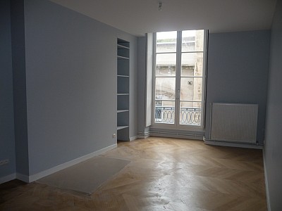 APPARTEMENT T2 A LOUER - ST ETIENNE Hotel-de-Ville - 65 m2 - 450 € charges comprises par mois