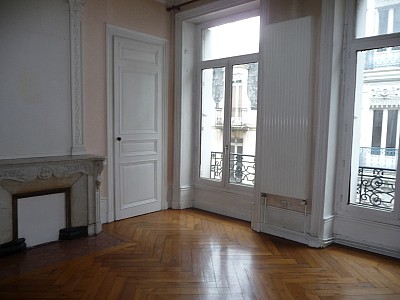 APPARTEMENT T3 A LOUER - ST ETIENNE Republique - 116 m2 - 640 € charges comprises par mois