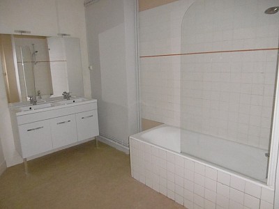 APPARTEMENT T4 A LOUER - ST ETIENNE Prefecture - 151 m2 - 956 € charges comprises par mois