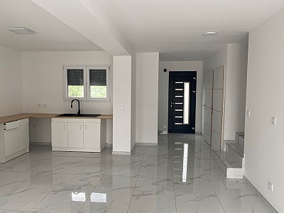 VILLA A LOUER - ST MARTIN LA PLAINE - 79 m2 - 1200 € charges comprises par mois
