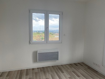 VILLA A LOUER - ST MARTIN LA PLAINE - 79 m2 - 1200 € charges comprises par mois