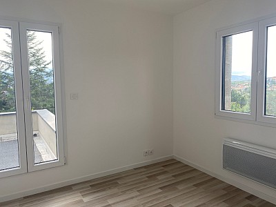 VILLA A LOUER - ST MARTIN LA PLAINE - 79 m2 - 1200 € charges comprises par mois